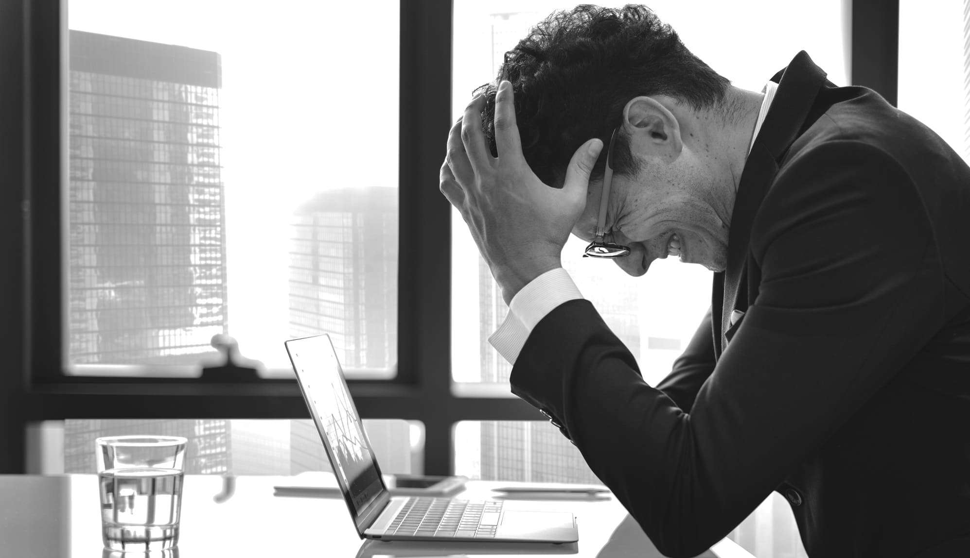 Khủng hoảng Danh tính: Nó là gì và làm thế nào để quản lý nó?